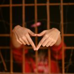 Amour ou contrôle déguisé ? 4 signaux d&rsquo;alerte pour repérer les débuts de relation toxique